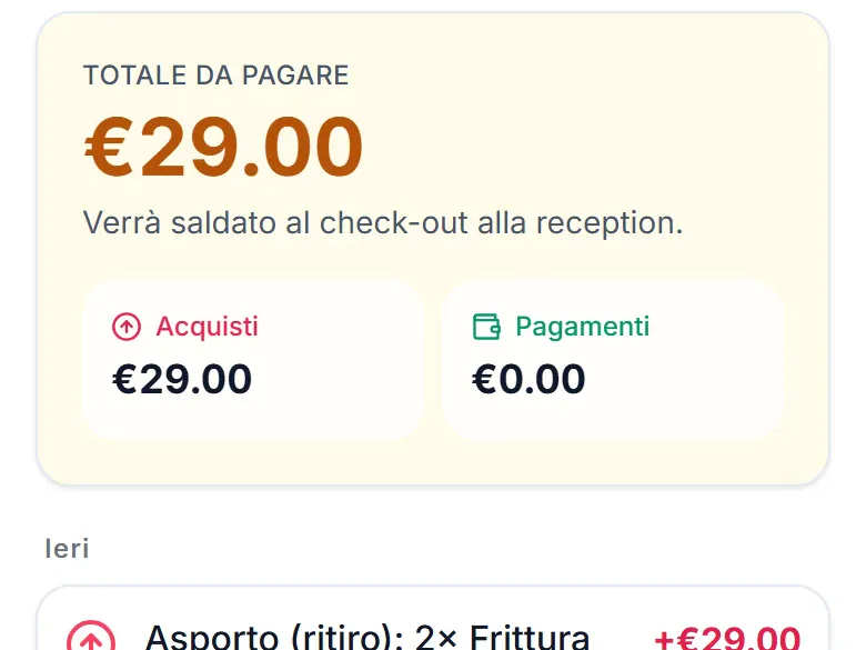 Conto del soggiorno nell'app degli ospiti del Villaggio Acquamarina con il totale da saldare e l'ordine da asporto appena ritirato, dati di esempio