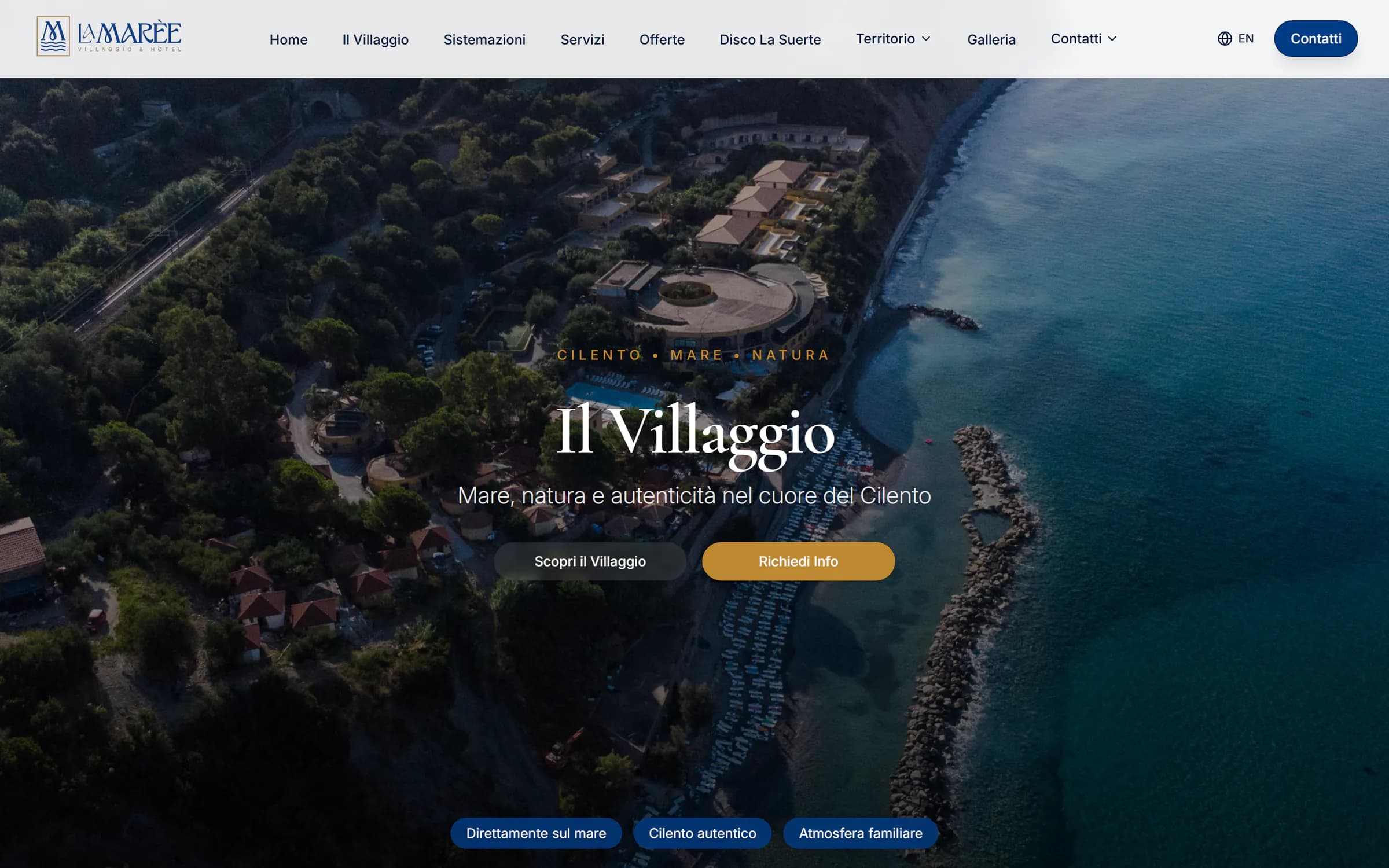 Página de inicio de la web de Villaggio Club La Marèe: el complejo junto al mar visto desde arriba, con botones para descubrirlo y pedir información