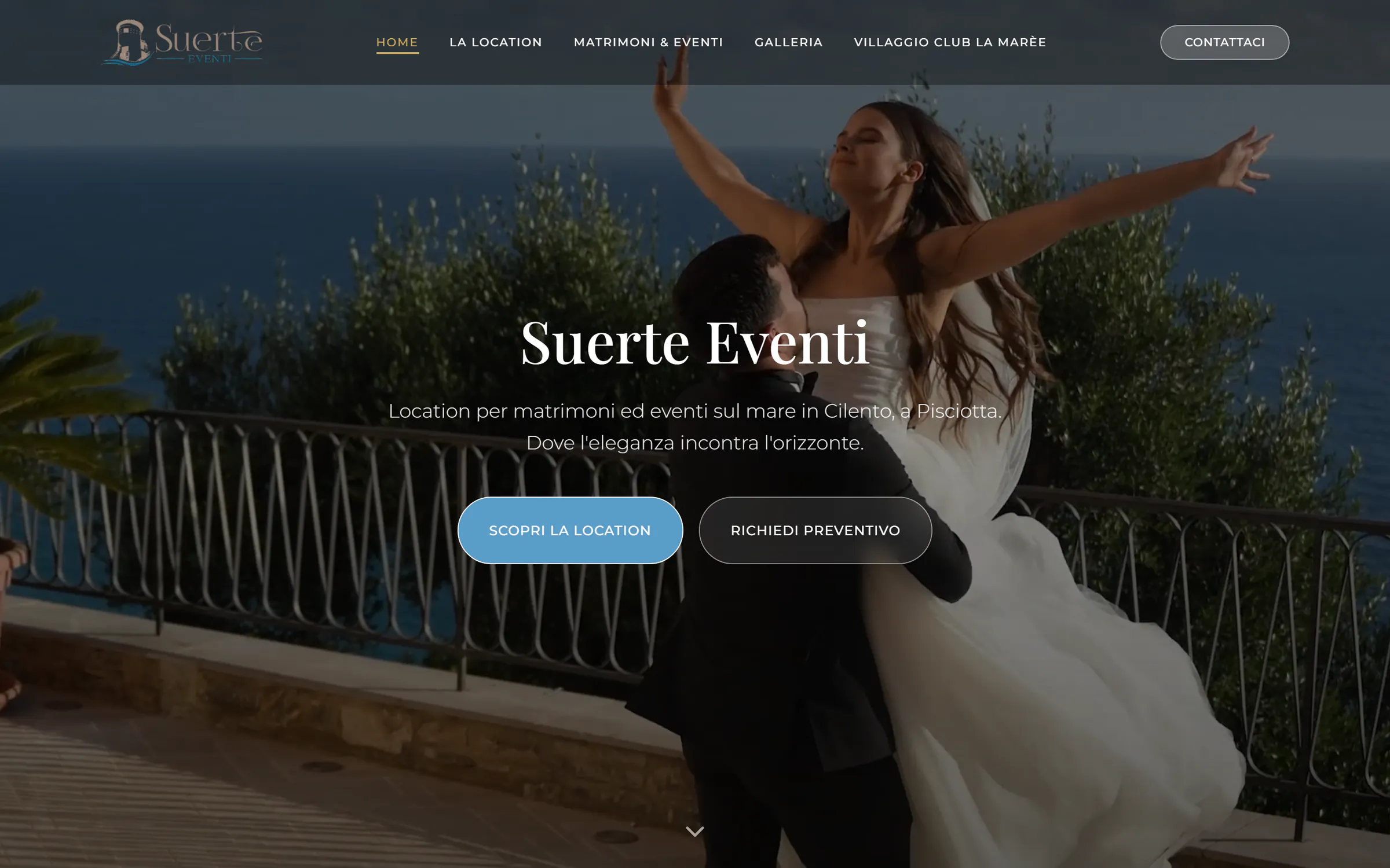 Home page of the Suerte Eventi website: the bride lifted by the groom on the terrace over the sea, the venue's name and the buttons to discover it and ask for a quote