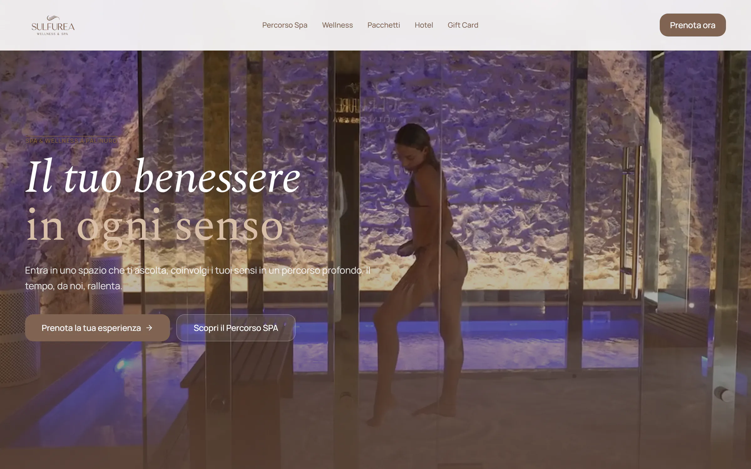 Home page of the Sulfurea Spa website: a guest in the salt grotto beside the lit pool, the title «Il tuo benessere in ogni senso» and the buttons to book and discover the spa circuit