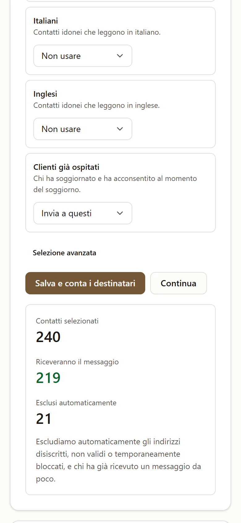 Envío de un email a los huéspedes, en un smartphone: los grupos de destinatarios, con «Clienti già ospitati» (clientes que ya se alojaron) elegido, y el recuento de contactos seleccionados, de quienes lo recibirán y de los excluidos automáticamente, datos de ejemplo